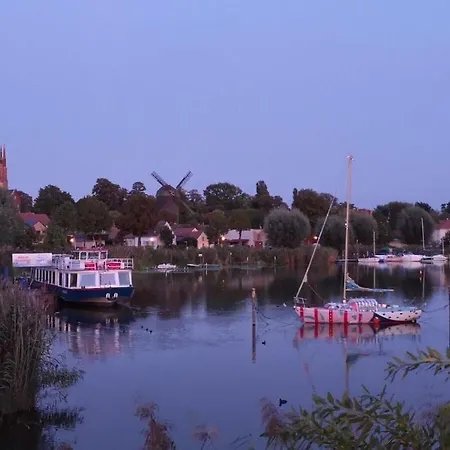 House On The River Дом отдыха *